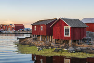 Schweden - rote Häuser - © Foto: iStock / Martin Wahlborg