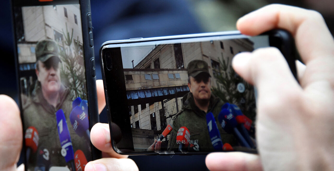 Ukraine_Propaganda - © Foto: APA / AFP / Alexander Nemenov   -  Leonid Pasetschnik, Separatistenführer von  Lugansk, spricht am 13. April 2022 zu Journalisten in der Stadt ­Schtschastja auf einer Fahrt, die vom russischen Militär organisiert wurde.