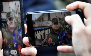 Ukraine_Propaganda - © Foto: APA / AFP / Alexander Nemenov   -  Leonid Pasetschnik, Separatistenführer von  Lugansk, spricht am 13. April 2022 zu Journalisten in der Stadt ­Schtschastja auf einer Fahrt, die vom russischen Militär organisiert wurde.