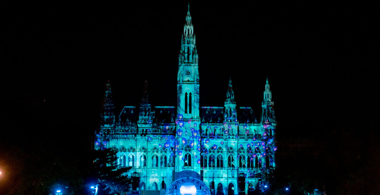 Festwocheneröffnung 2022 - Last Night on Earth<br />
Tausende Menschen bestaunten im Rahmen der Eröffnungsparty das mit futuristischen 3D-Projektionen geschmückte Wiener Rathaus. - © Foto: Philip Frowein