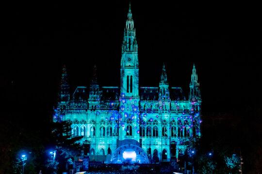 Festwocheneröffnung 2022 - Last Night on Earth<br />
Tausende Menschen bestaunten im Rahmen der Eröffnungsparty das mit futuristischen 3D-Projektionen geschmückte Wiener Rathaus. - © Foto: Philip Frowein