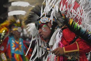 Weil du  Indianer bist - <strong>Powwow</strong><br />
Zu den großen Versammlungen nordamerikanischer Indianer treffen sich Stämme, Familien, Generationen. - © Getty Images / NurPhoto / Artur Widak
