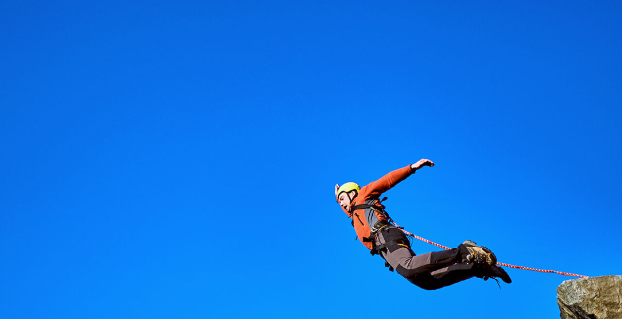 Bungee-Jumping - Bei ausgeprägten „Sensationssuchern“ ist Bungee-Springen sehr beliebt. - ©  iStock / Bondariev