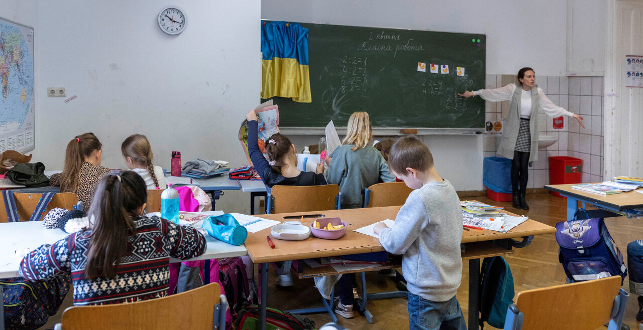 Ukrainische Flüchtlingskinder in einer Wiener Schule - Was bei der Aufnahme von Ukrainern klappt, soll auch im Umgang mit Asylsuchenden aus anderen Ländern praktiziert werden, schlägt Migrationsforscher Gerald Knaus vor.<br />
<br />
  - © picturedesk.com / Reuters / Lisa Leutner