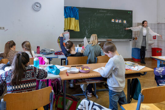 Ukrainische Flüchtlingskinder in einer Wiener Schule - Was bei der Aufnahme von Ukrainern klappt, soll auch im Umgang mit Asylsuchenden aus anderen Ländern praktiziert werden, schlägt Migrationsforscher Gerald Knaus vor.<br />
<br />
  - © picturedesk.com / Reuters / Lisa Leutner