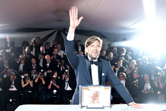 Cannes 2022 - Ruben Östlund - Sieger zum zweiten Mal 2017 errang Ruben Östlund für die Kunstbetriebssatire „The Square“ die Goldene Palme. Heuer war er mit der Kapitalismus-Abrechnung „Triangle of Sadness“ erfolgreich. - © Foto: APA / AFP / Loic Venance