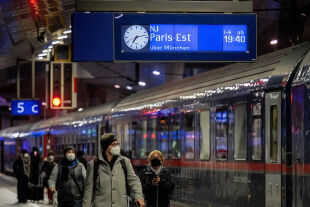 Europaweiter Nachtzug-Boom - Auch Corona konnte dem Zug zum Nachtzug keinen Abbruch tun. Umso mehr werden im maskenfreien Sommer europaweit Schlafabteile gebucht. - © APA / AFP / Joe Klamar