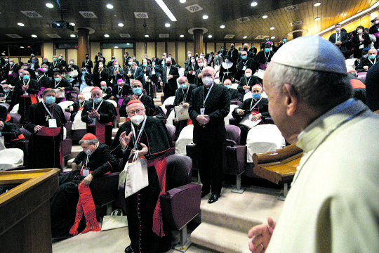 papst synode - © APA / AFP / Vatican Media  -  Papst Franziskus bei der Eröffnung der Synode im Vatikan, 9.10.2021