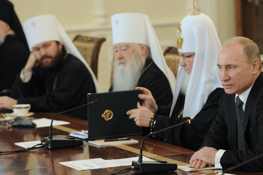 Patriarchen - © picturedesk.com / Tass / Korotayev Artyom   -   Wladimir Putin mit Patriarch Kyrill (2.v.re.) und Außenamtsleiter Hilarion (2.v.li.)