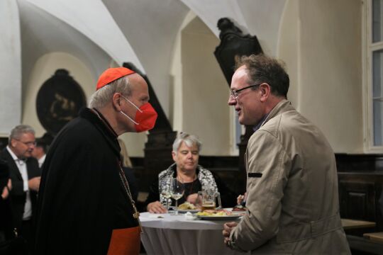 schönborn tück - © Kathpress  -  Kardinal Schönborn im Gespräch mit Jan-Heiner Tück beim Fest 75 Jahre Kathpress am 4. Mai 2022
