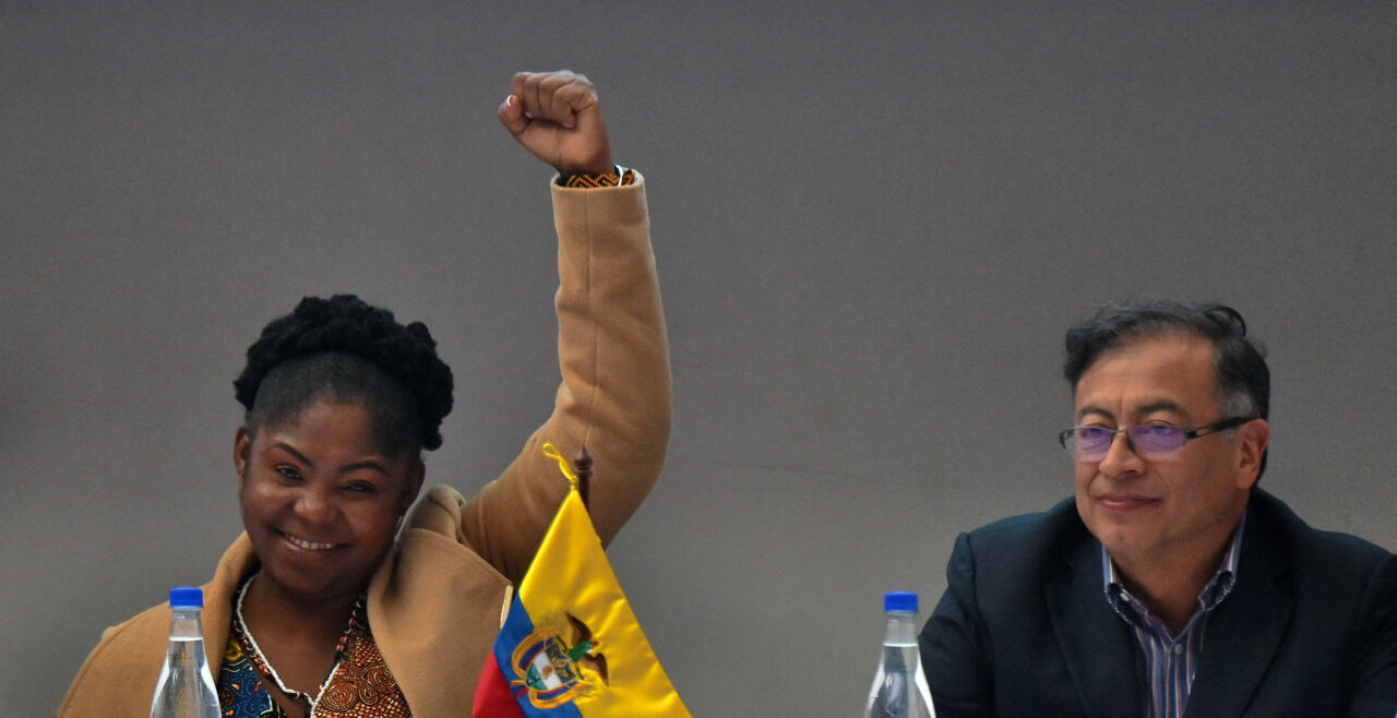 Marquez - Petro mit seiner Vizepräsidentin Francia Marquez, einer alleinerziehenden Mutter aus der afro-kolumbianischen Kulturgemeinschaft, die auch das Ministerium für Gleichheit leiten wird. - © Foto: APA / AFP / Juan Barret