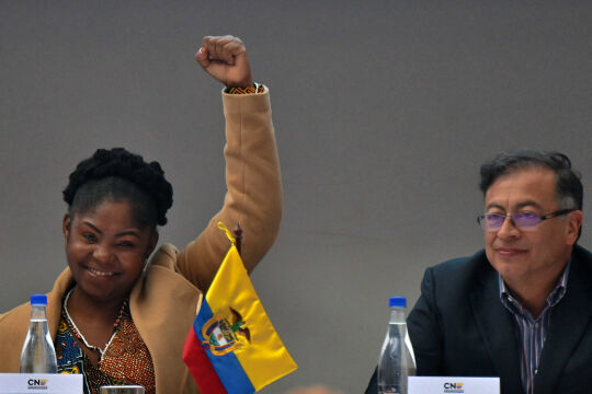 Marquez - Petro mit seiner Vizepräsidentin Francia Marquez, einer alleinerziehenden Mutter aus der afro-kolumbianischen Kulturgemeinschaft, die auch das Ministerium für Gleichheit leiten wird. - © Foto: APA / AFP / Juan Barret