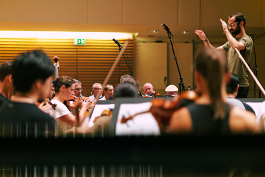 Steiniger - <strong>Ink still wet.</strong> In diesem Workshop werden Impulse für neue Werke für Orchester gegeben. Zudem können die Teilnehmenden ein eigenes Werk mit dem Tonkünstler-Orchester Niederösterreich einstudieren. - © Foto: Lukas Beck