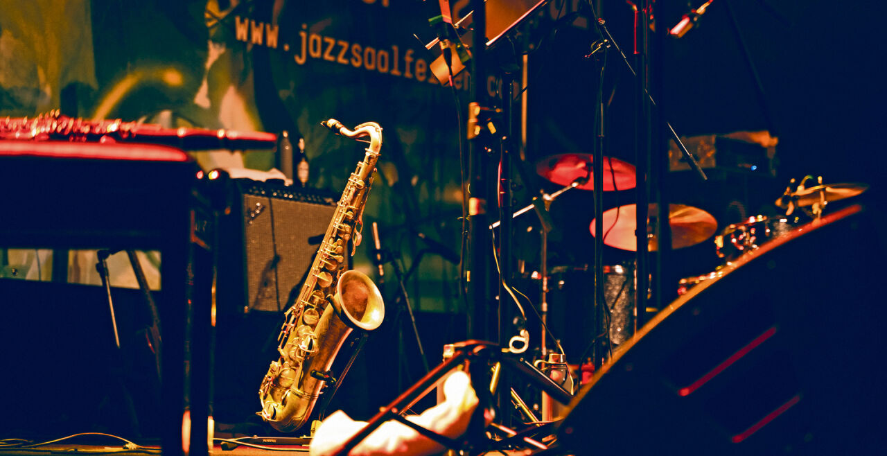 S2-06_Jazzfestival2021_Mainstage_KUHNFUVIfeatTobiasDeliusJohnDikeman_©MichaelGeißler - © Foto: Michael Geißler