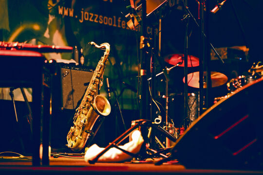S2-06_Jazzfestival2021_Mainstage_KUHNFUVIfeatTobiasDeliusJohnDikeman_©MichaelGeißler - © Foto: Michael Geißler
