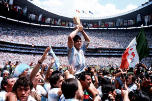 Maradona - Diego Maradona<br />
Neben seiner Karriere in Italien zeigt der Film auch, wie Maradona die argentinische Nationalmannschaft 1986 mit genialen Aktionen zum WM-Titel führte. - © Filmladen