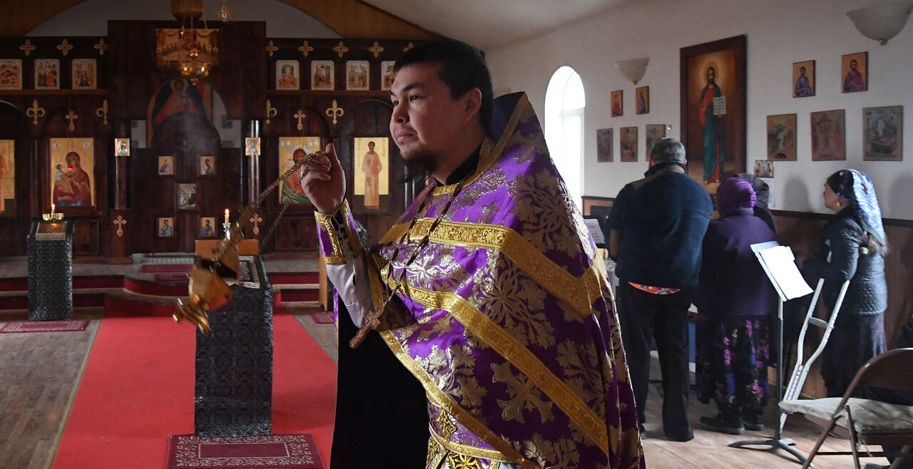 OrthodoxieUSA - © APA/AFP/Mark Ralston   --- Maichael Trefon, Angehöriger des Eskimo-Volks der Yupik ist russisch-orthodoxer Priester in Bethel, Alaska