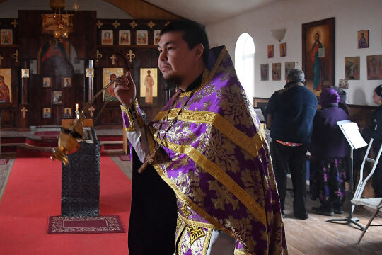 OrthodoxieUSA - © APA/AFP/Mark Ralston   --- Maichael Trefon, Angehöriger des Eskimo-Volks der Yupik ist russisch-orthodoxer Priester in Bethel, Alaska