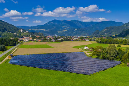 Solarpark Friesach - Ein Fußballfeld (5700 Quadratmeter) groß ist Österreichs größte Solarthermie-Anlage. Die Wärmeleistung von 2,5 Millionen Kilowattstunden deckt den Jahresbedarf von 500 Wohnungen.<br />
  - © GREENoneTEC PV - Invest