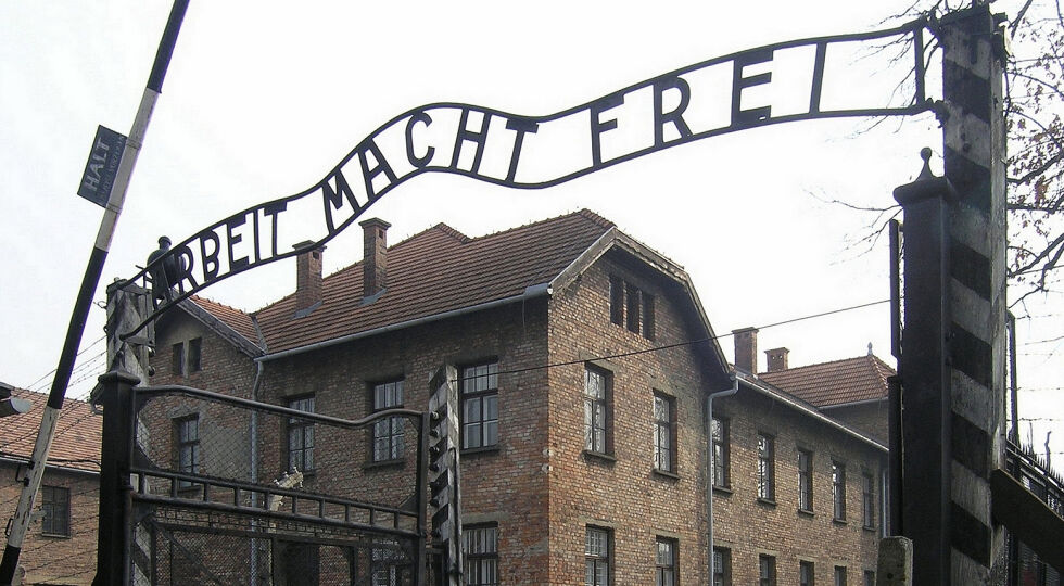 Zeitstrahl_Arbeit_macht_frei_quer - 1939 - 1945: Das NS-Regime missbraucht den Begriff der Arbeitsmoral mit der Aufschrift „Arbeit macht frei“ über den Toren seiner Konzentrationslager. - © Foto: Wikipedia/Dnalor 0