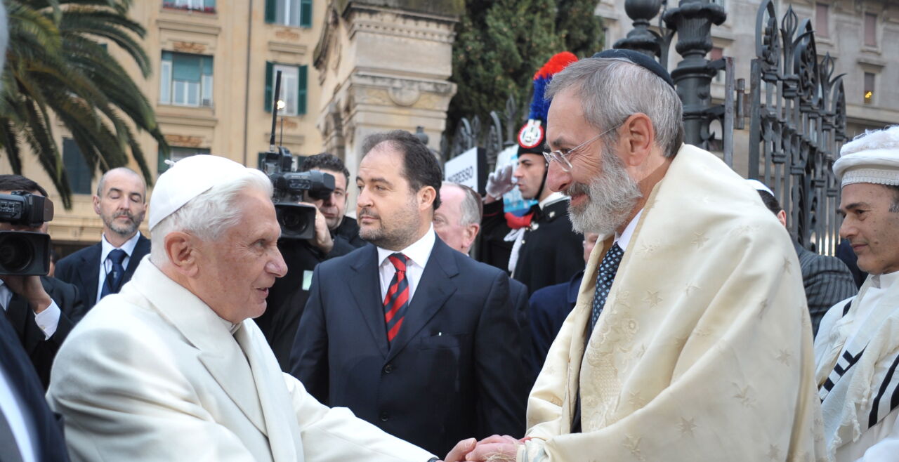 benedikt de segni - © EPA   -- Frucht des Konzils: Begegnung zwischen Christen und Juden (Papst Benedikt XVI. und Roms Oberrabbiner De Segni) 