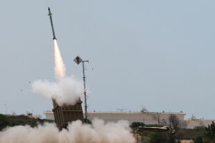 Eiserne Kuppel - Eiserner Dom, „Iron Dome“ nennt Israel sein international beachtetes Luftabwehrsystem. Das Foto zeigt den Abschuss einer Abwehrrakete im August dieses Jahres, als die Situation im Gazastreifen (wieder einmal) eskalierte und palästinensische Raketen auf israelische Gebiete abgefeuert wurden.<br />
  - © APA / AFP / Jack Guez