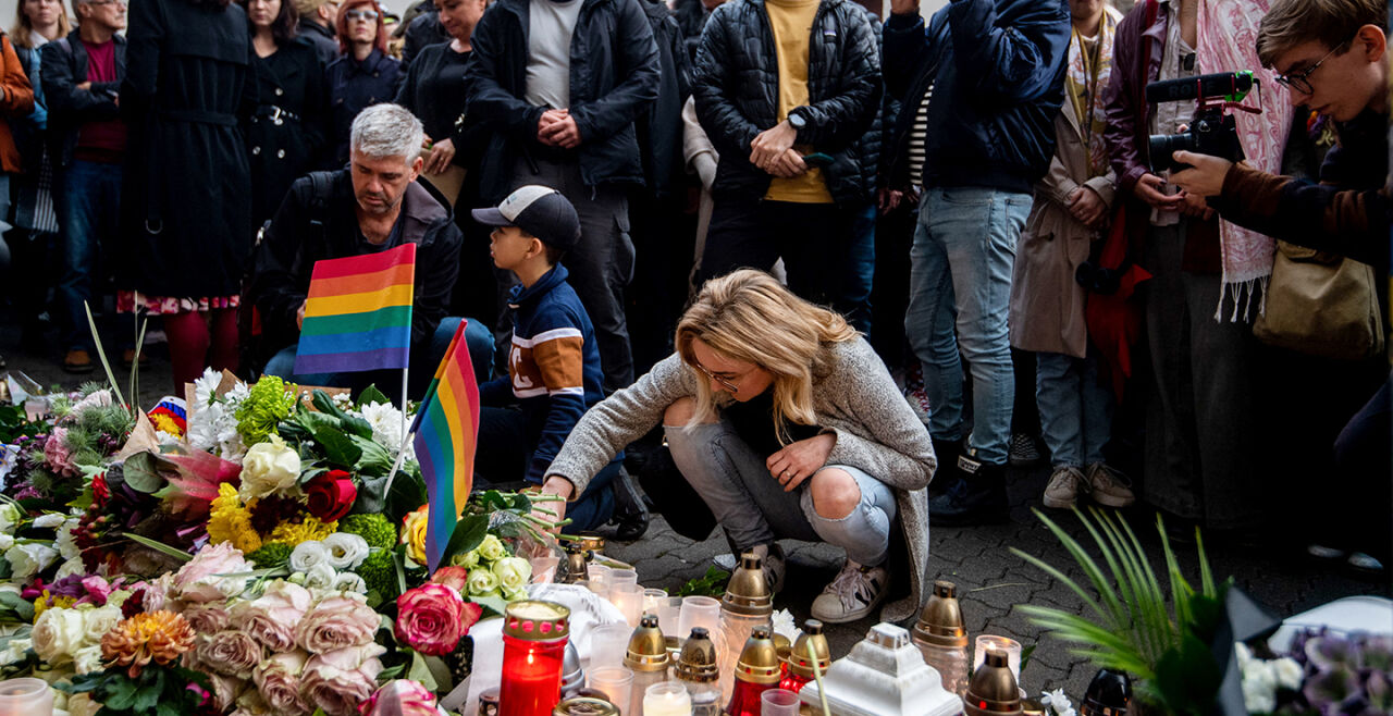 Bratislava - © APA / AFP / Vladimir Simicek   -  Trauernde vor dem Anschlagsort in Bratislava