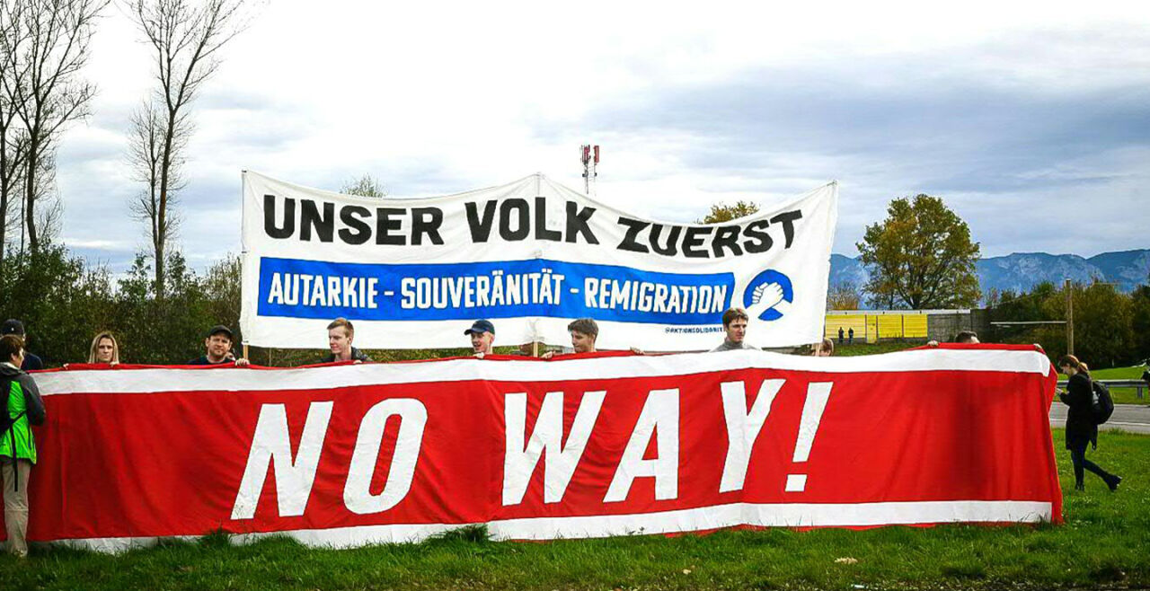 Faschisten - ©  APA / Daniel Scharinger  -   Demonstration gegen Flüchtlingszelte in St. Georgen im Attergau am 26.10.2022