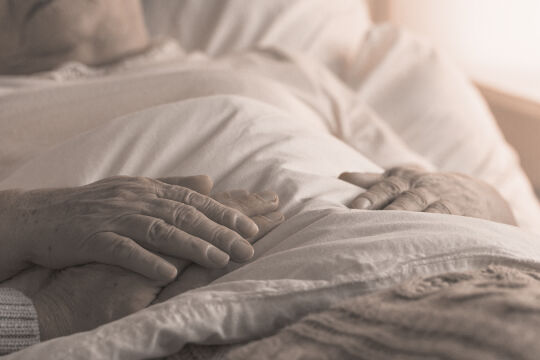 bett - © Foto: iStock/KatarzynaBialasiewicz (Bildbearbeitung: Rainer Messerklinger)